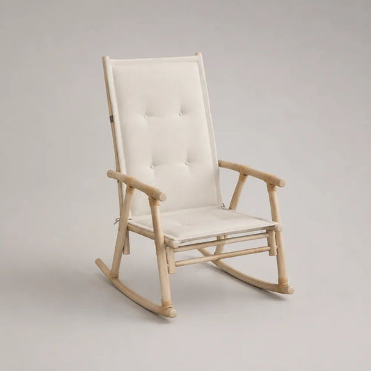 Fauteuil à bascule en rotin naturel avec dossier haut et coussin écru, 67 × 90 × 110 cm